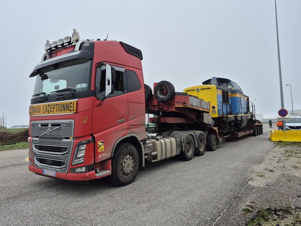 Photo d'un Convoi exceptionnel pour le transport d'une locomotive 