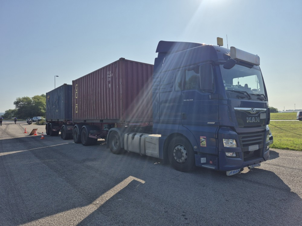 Photo d'un camion avec une double remorque