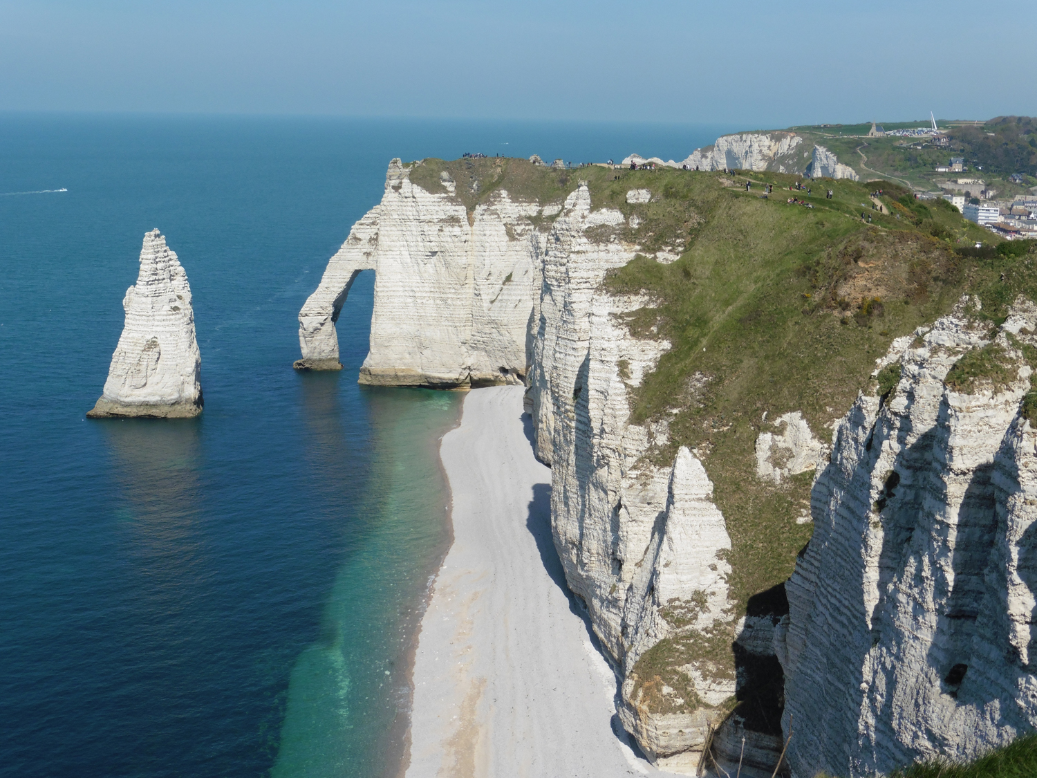 Étretat et ses majestueuses falaises. (Seine-Maritime ) (DREAL Normandie)