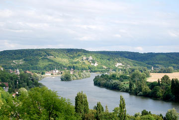 Cliquez sur l'image : La ripisylve des berges forme un ourlet végétal aux bords du fleuve