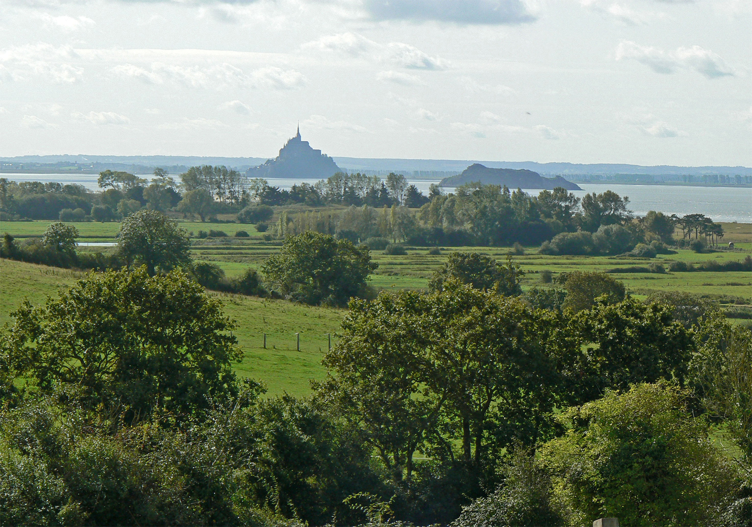 L’alliance du Mont et du grand paysage qu’il focalise est intacte depuis des siècles ». Icomos (conseil international des monuments et des sites auprès l’UNESCO) en 1979