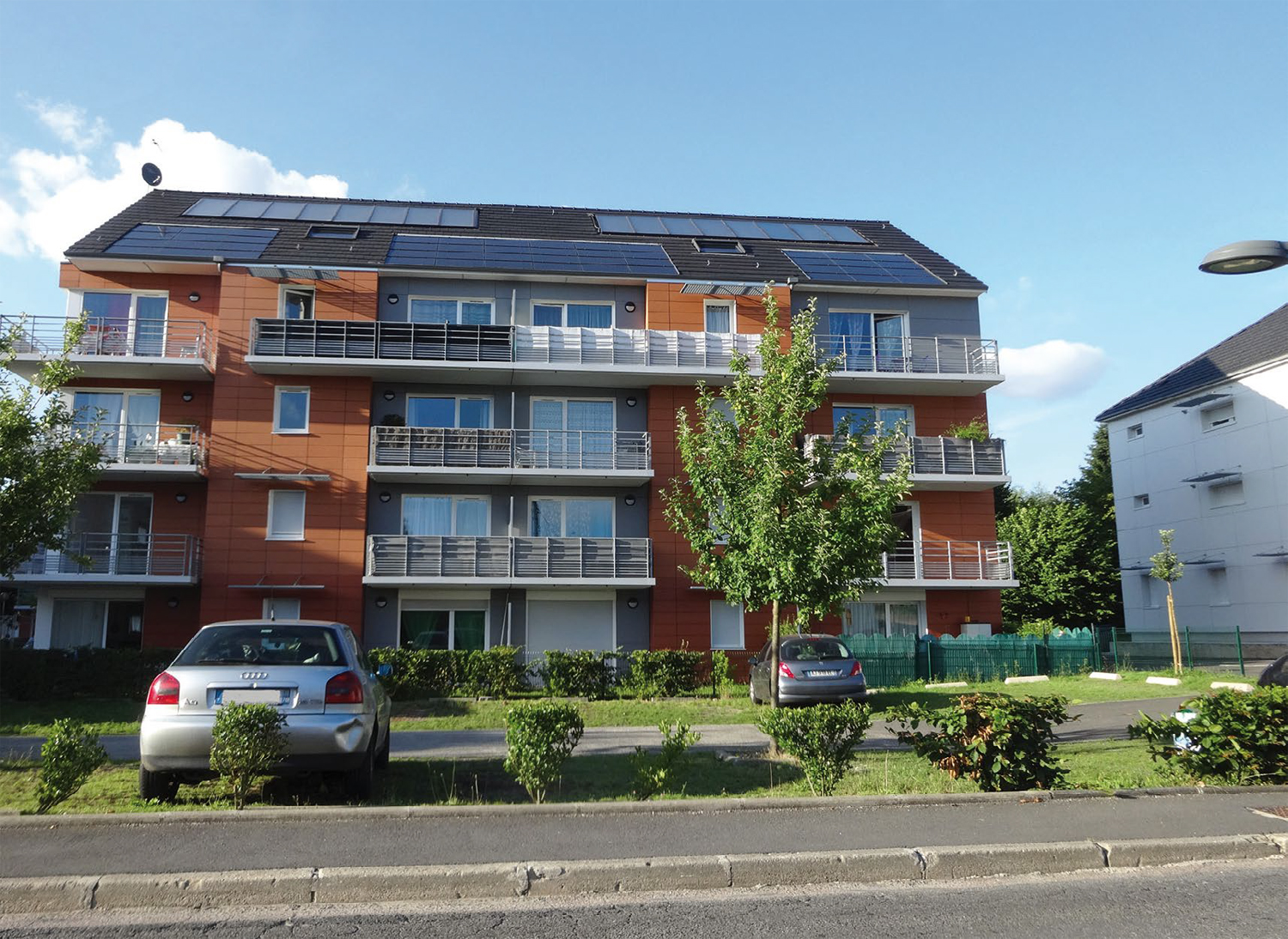 Cliquez sur l'image-Panneaux solaires sur un immeuble à Malaunay (Seine-Maritime)
