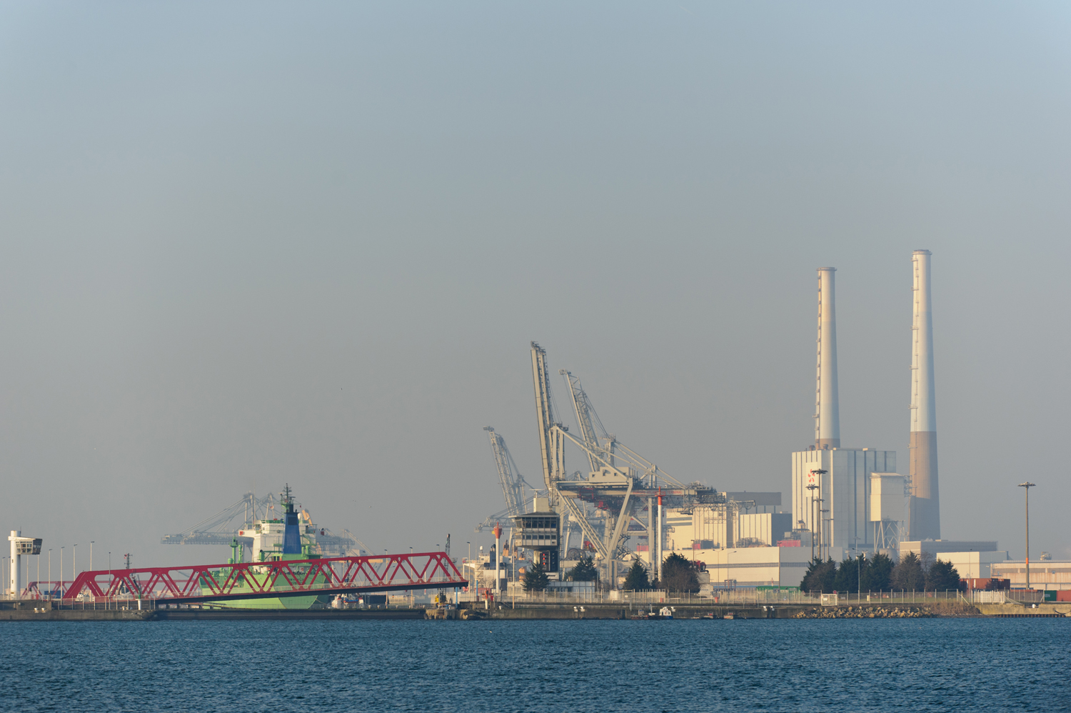 Pont rouge de l'écluse François 1er au port industriel du Havre et centrale thermique charbon du Havre (Crédits photo : A-Bouissou)