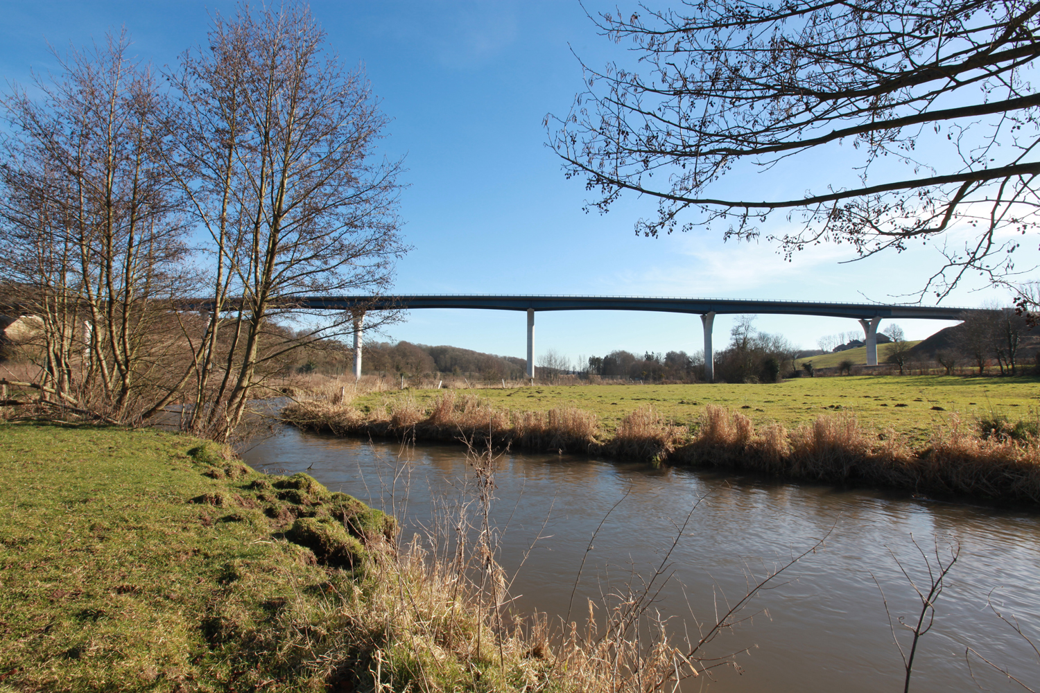 Viaduc assurant le franchissement de la vallée de la Scie (longueur : 500 m / hauteur 36 m) et de la voie ferrée Rouen (Malaunay) – Dieppe
