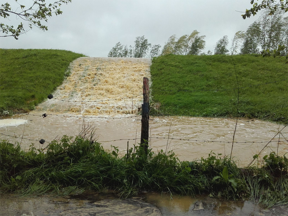 Gestion d’une inondation par ruissellement à Ardouval (61) – 2018 – Crédits photo SMBVA