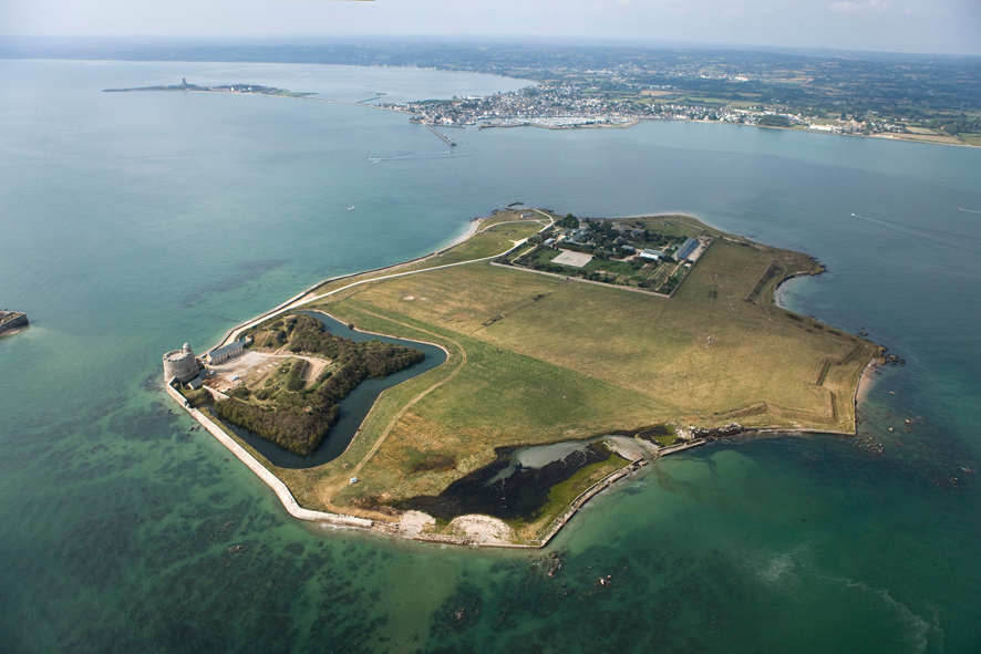 Au premier plan : l'île Tatihou, au second plan : St-Vaast-la-Hougue et au dernier plan : l'anse du Cul de Loup