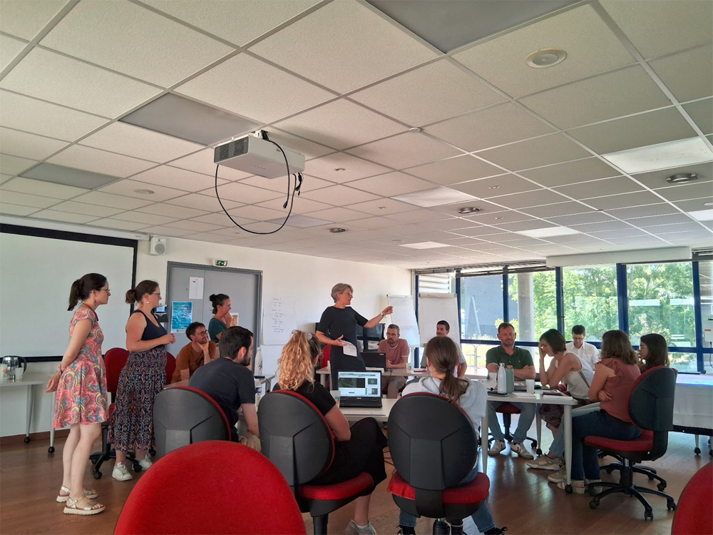 Le ROL et l’ANBDD animant une partie de LittoSIM auprès d’agents de la Région Normandie et de la DREAL Normandie le 10 juillet 2025