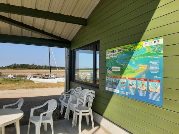 Panneau d'information à l'école de voile